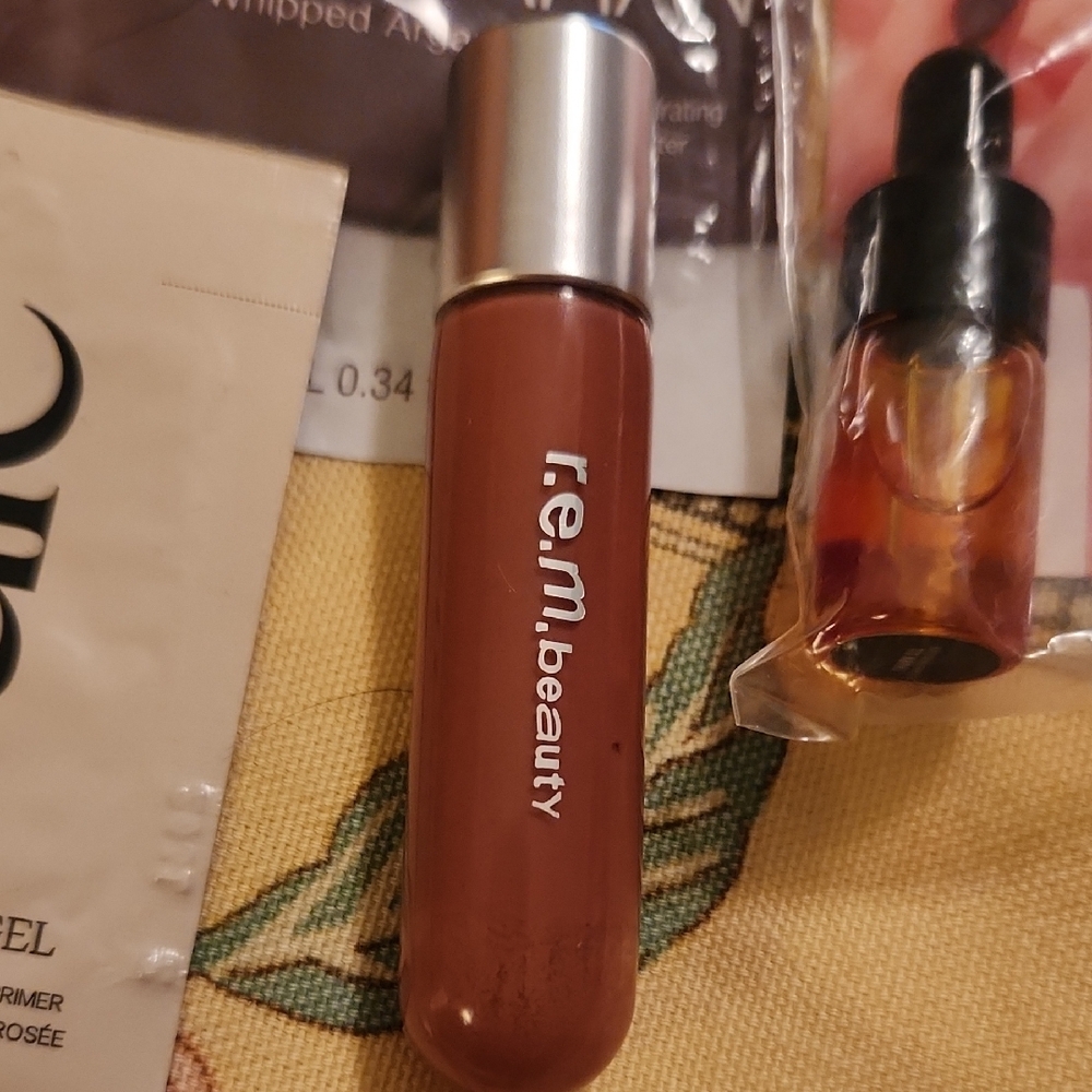 r.e.m. beauty Plumping Lip Gloss - Scrunchie